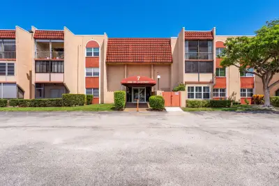 8260 SW 24th St #6115, North Lauderdale: photo 1 of 19