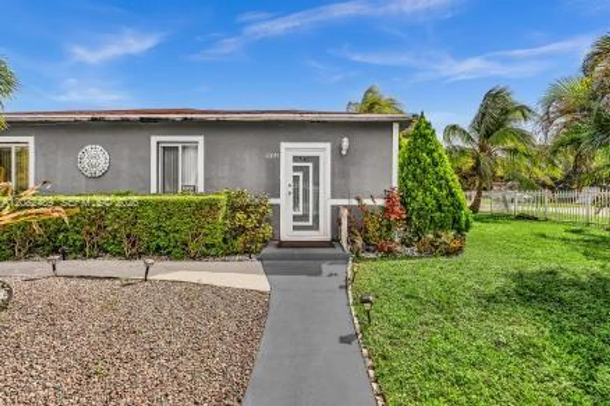 10055 NW 5th Ave, Miami: photo 1 of 6