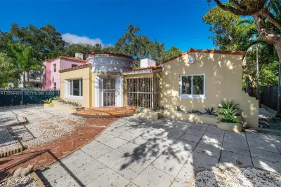 571 NE 64th St, Miami: photo 1 of 10