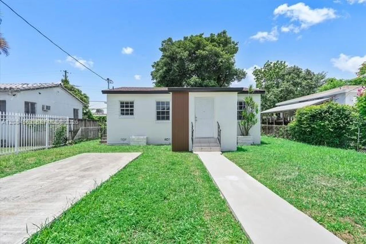 1530 NW 55th St, Miami: photo 1 of 8