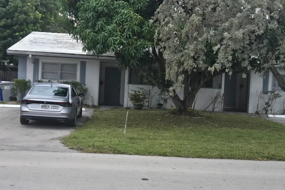 2521 NE 10th St #1, Pompano Beach: photo 1 of 8
