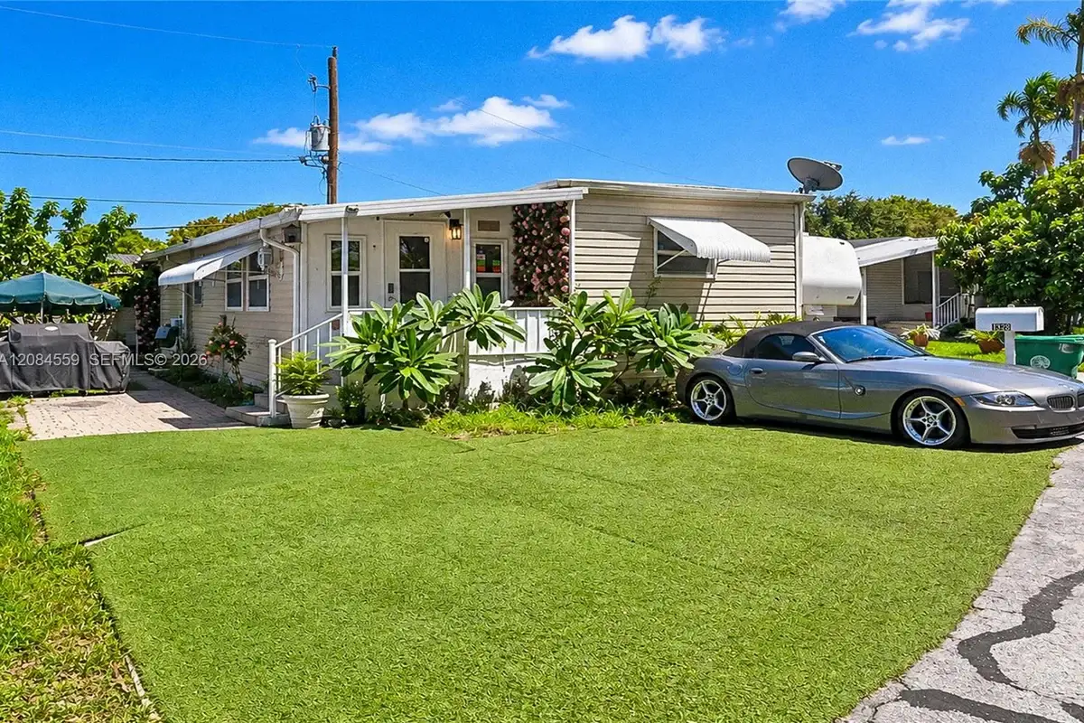 4832 SW 47 Ln, Davie: photo 1 of 17