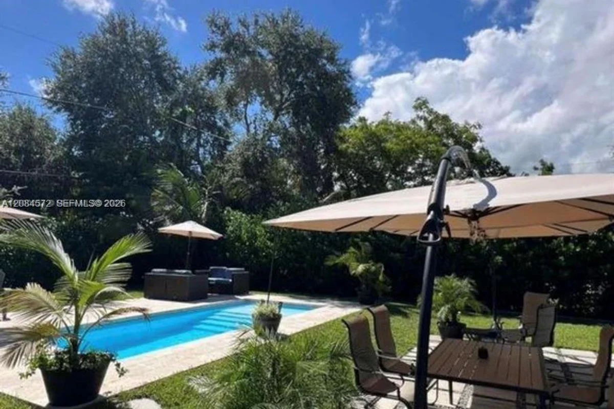 1430 NE 149th St #B, Miami: photo 1 of 10