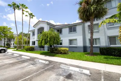 Condo in Davie: photo 1 of 15
