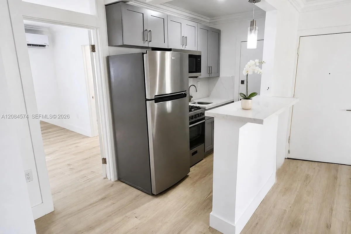 6330 SW 79th St #19, South Miami: photo 1 of 10