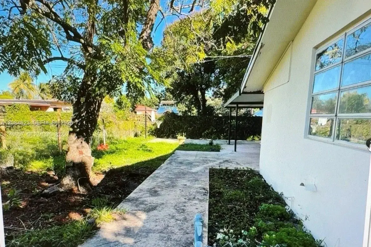 1020 NW 106th St, Miami: photo 1 of 3