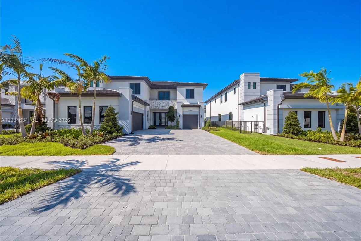 19581 NE 14th Ave, Miami: photo 1 of 32