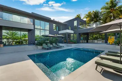 131 Cape Florida Dr, Key Biscayne: photo 1 of 52