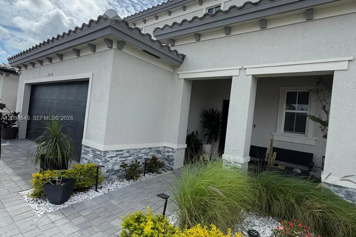 2618 SE 9th St, Homestead: photo 1 of 15