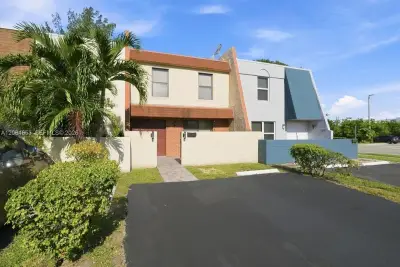 7597 NW 75th Ave, Tamarac: photo 1 of 33