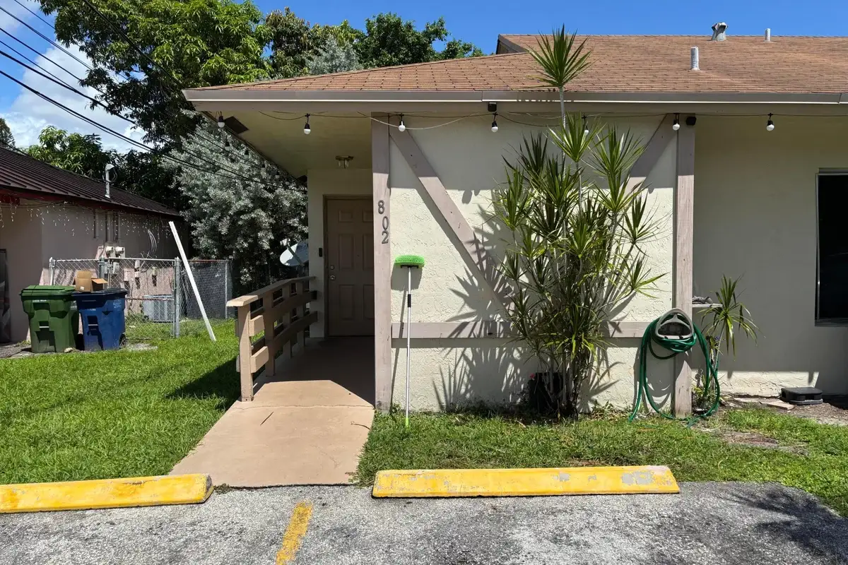 800 SW 9th St, Hallandale Beach: photo 1 of 10