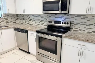 1104 Riverside Dr, Greenacres: photo 1 of 58