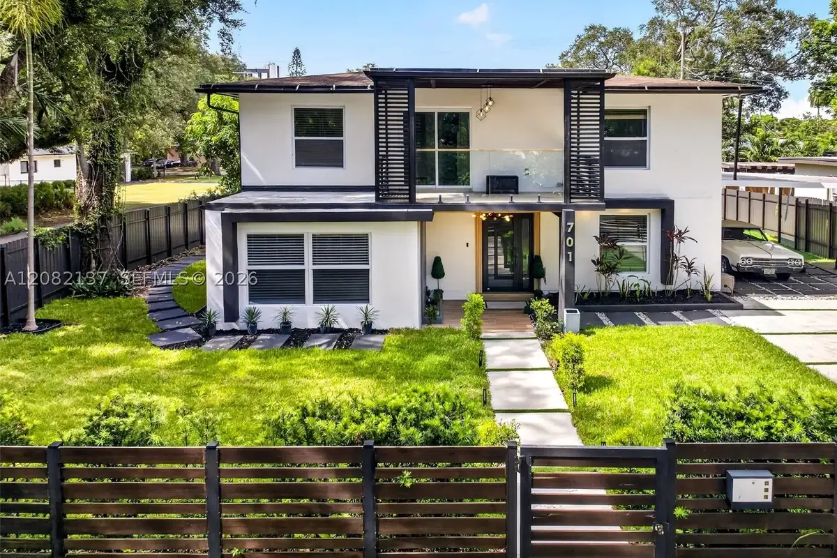 701 NE 164th St, Miami: photo 1 of 50