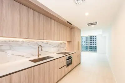 77 SE 5th St #1714, Miami: photo 1 of 37
