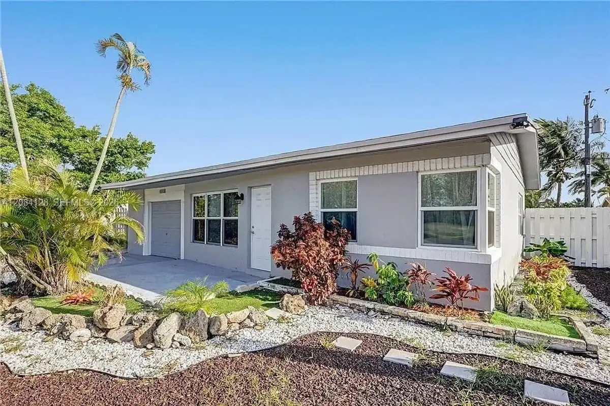 1121 NE 23rd St, Pompano Beach: photo 1 of 3