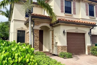Condo in Davie: photo 1 of 59