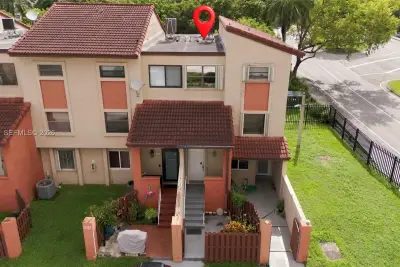 9905 NW 9th St Cir #12-21, Miami: photo 1 of 32