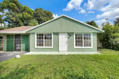 3541 NW 7th Pl, Lauderhill: photo 1 of 38
