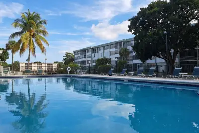 2771 Taft St #302, Hollywood: photo 1 of 25