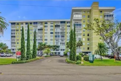 4400 Hillcrest Dr #300-B, Hollywood: photo 1 of 9