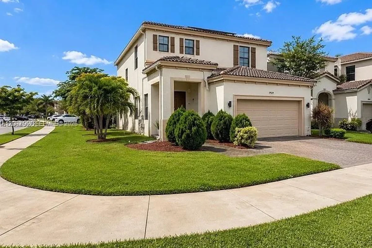 19329 NE 8th Ct, Miami: photo 1 of 39