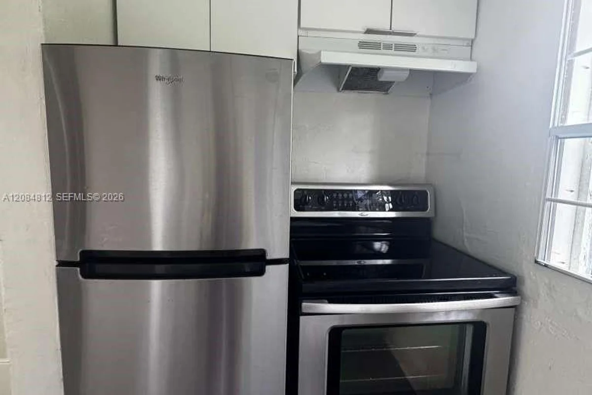 1121 NW 40th St #4, Miami: photo 1 of 11