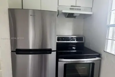 1121 NW 40th St #4, Miami: photo 1 of 11