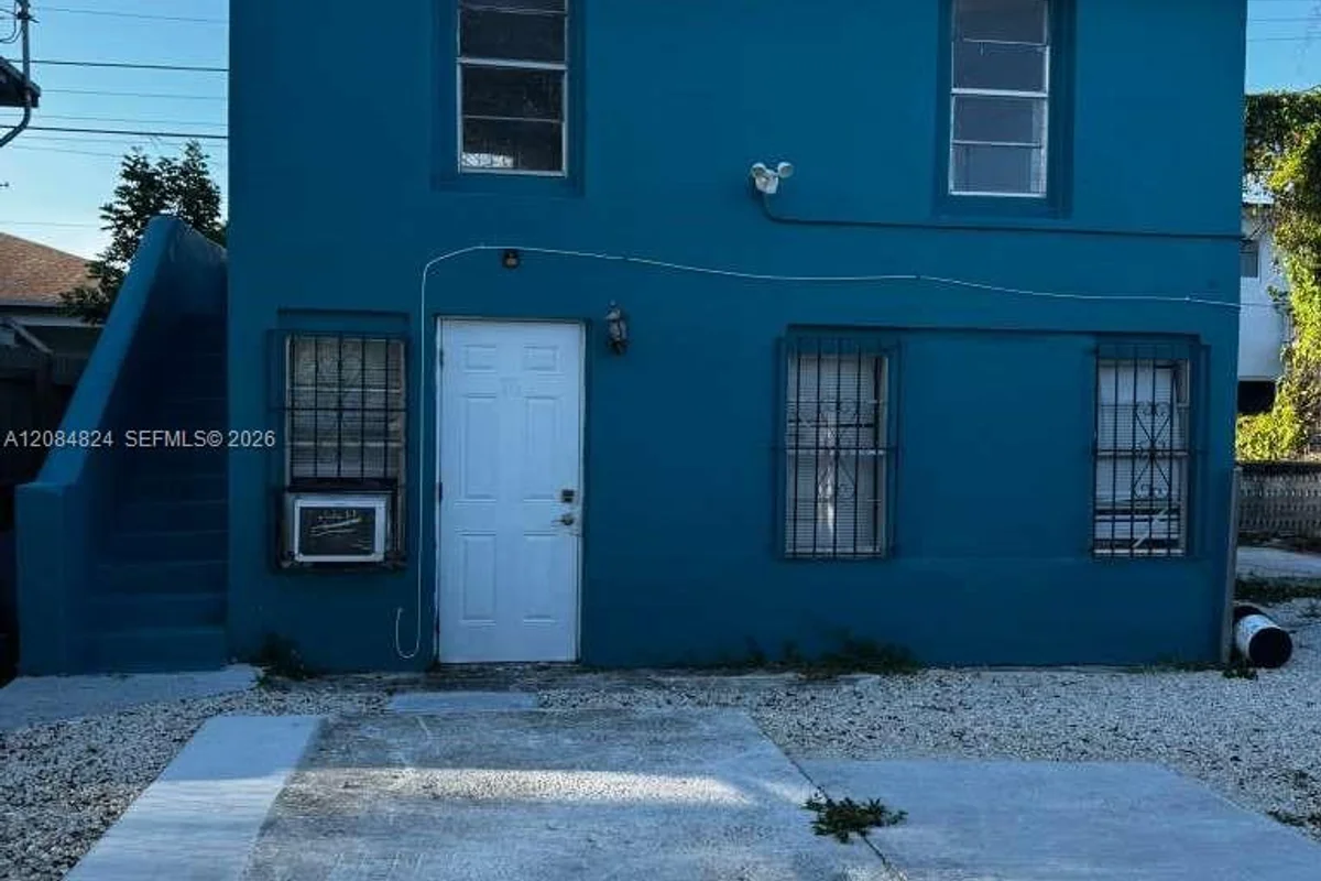 1121 NW 40th St #3, Miami: photo 1 of 8