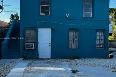 1121 NW 40th St #3, Miami: photo 1 of 8