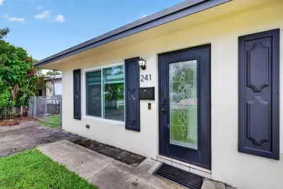 241 NW 49th St, Oakland Park: photo 1 of 30