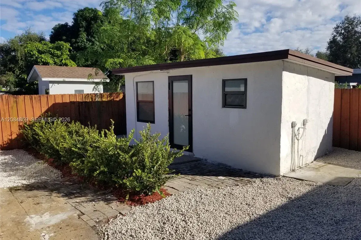 1756 NW 94th St #2, Miami: photo 1 of 4