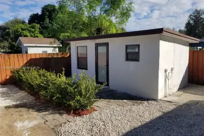 1756 NW 94th St #2, Miami: photo 1 of 4