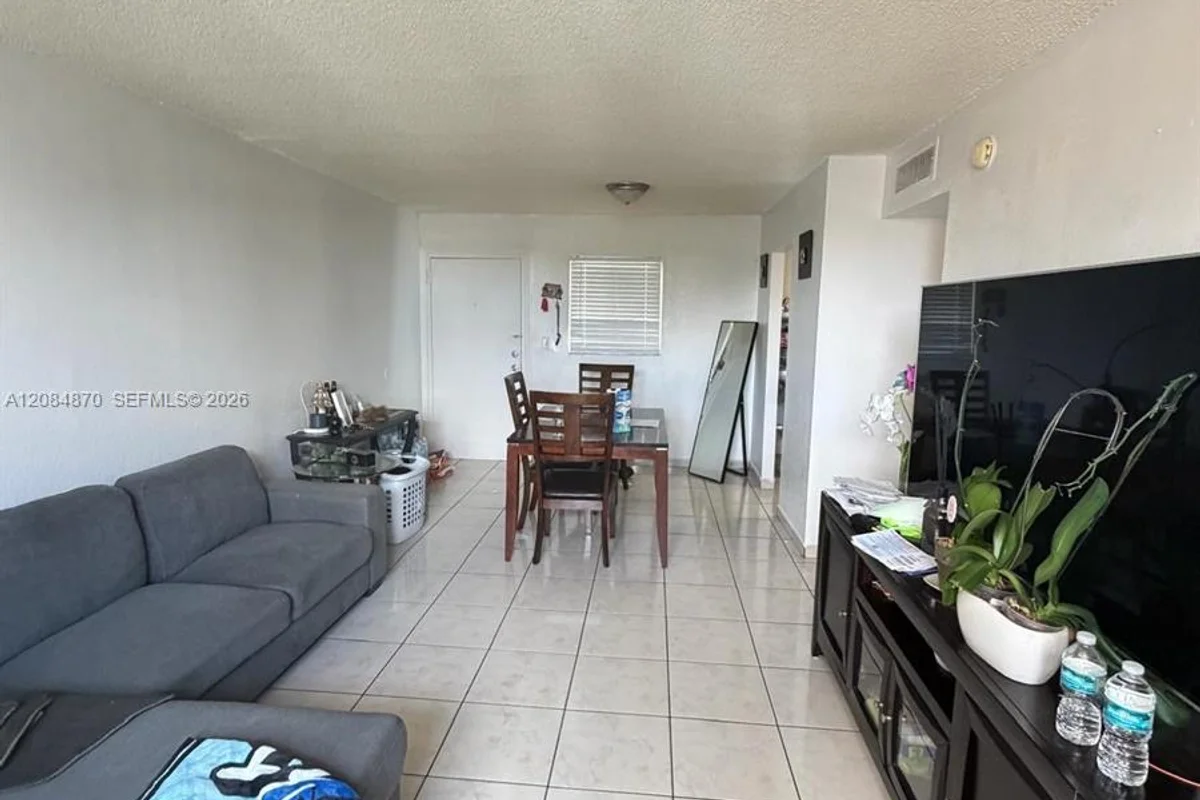 606 W 81st St #202, Hialeah: photo 1 of 6