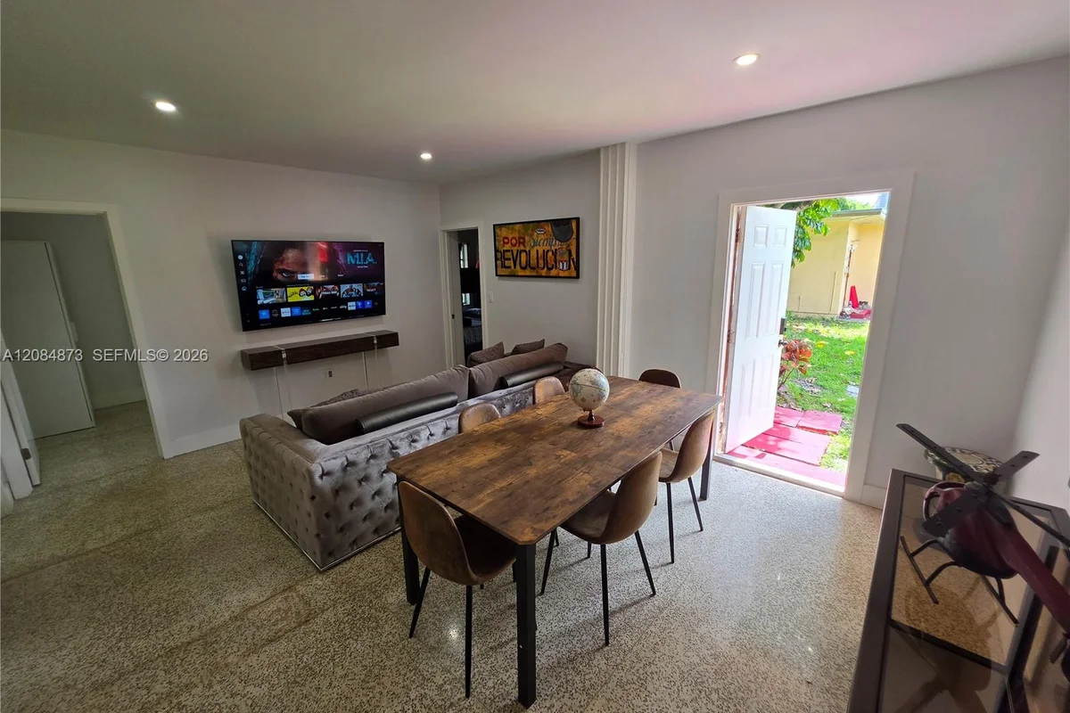 234 NE 111th St, Miami: photo 1 of 7