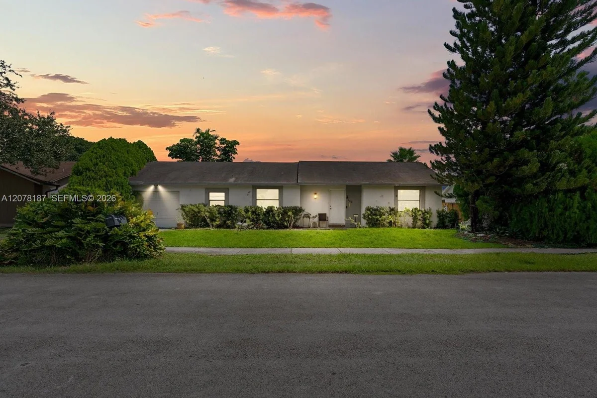 939 S Bluebird Ln, Homestead: photo 1 of 44