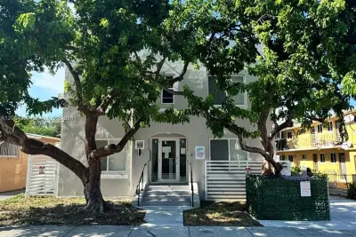 1631 NW 3 St #8, Miami: photo 1 of 11
