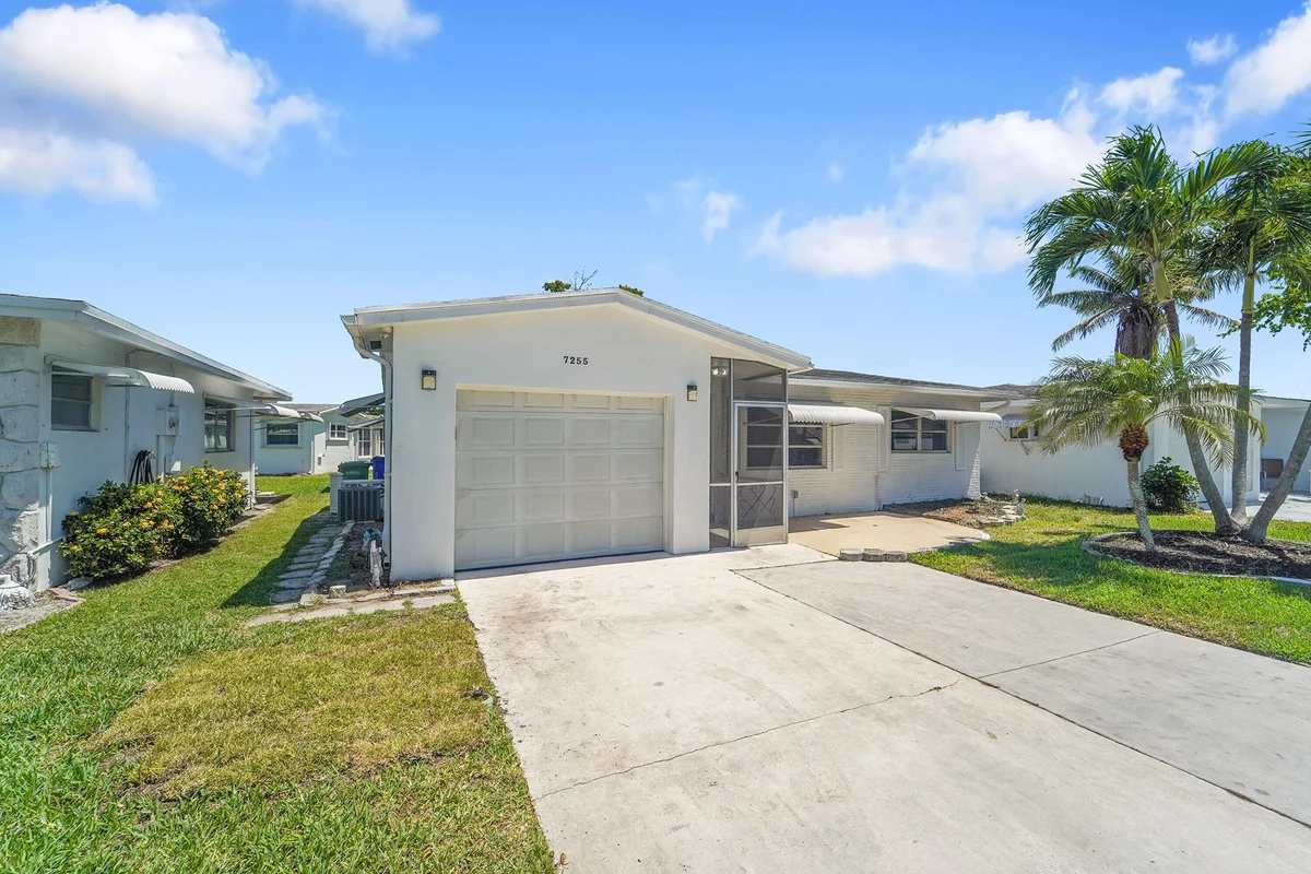 7255 NW 8th Ct, Margate: photo 1 of 25