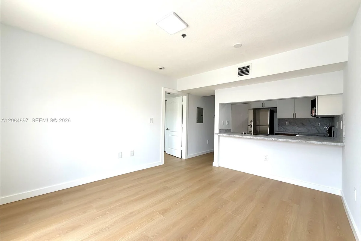 Apartment in Cutler Bay: photo 1 of 13