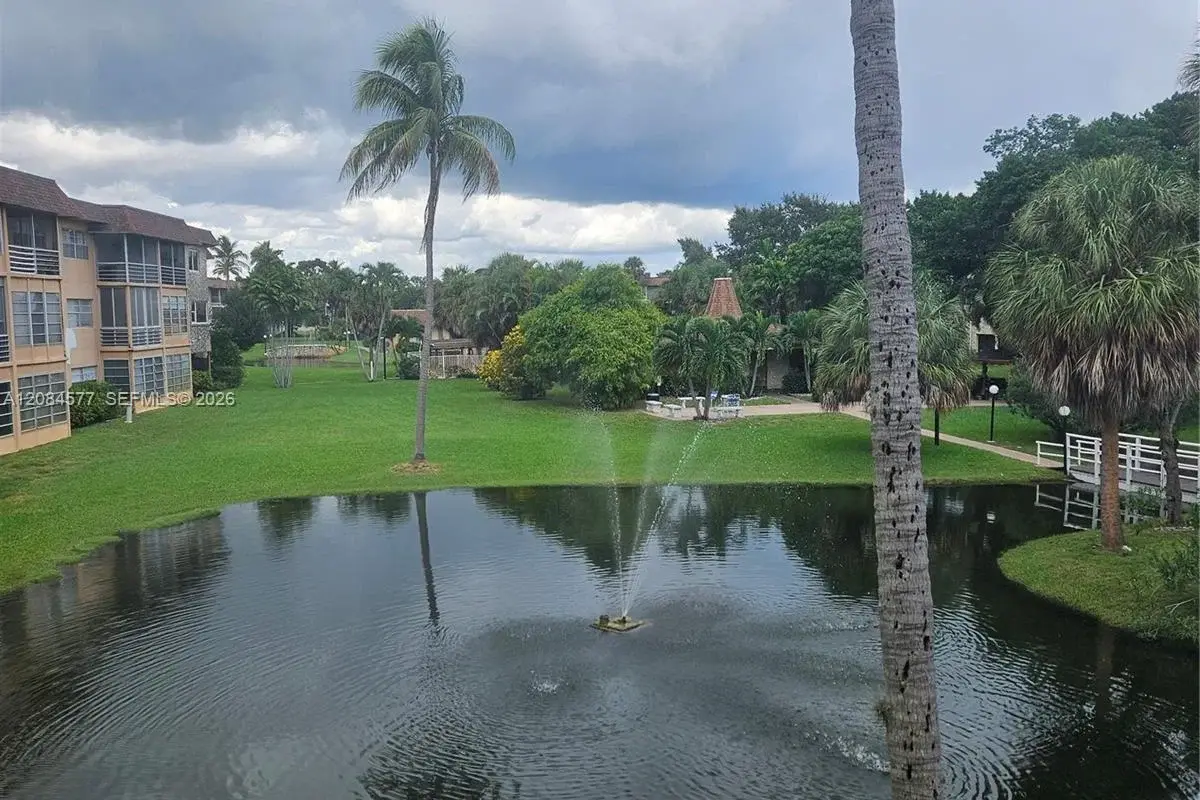 5021 W Oakland Park Blvd #204, Lauderdale Lakes: photo 1 of 8