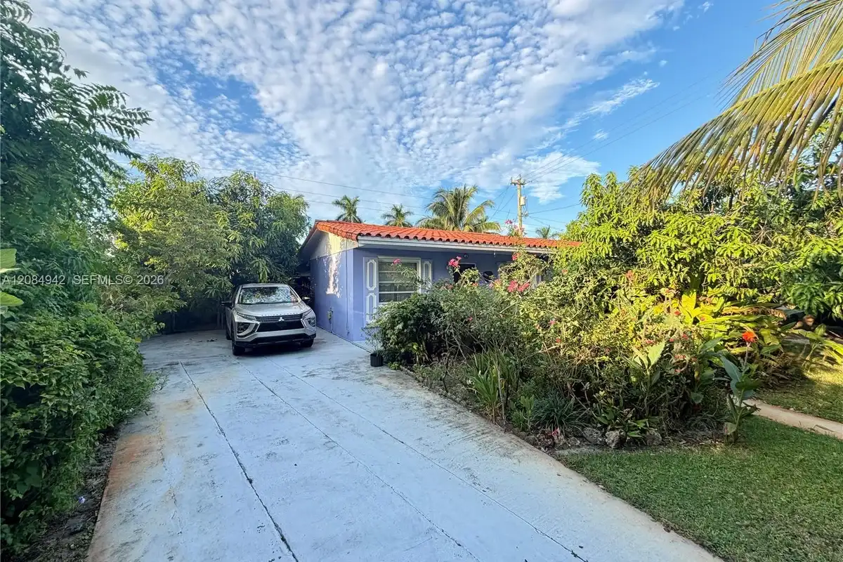 18495 NW 78th Ave, Miami: photo 1 of 4
