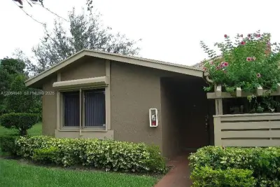 447 Lakeview Dr #1, Weston: photo 1 of 11