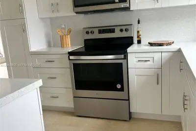 3270 NW 196th Ln, Miami Gardens: photo 1 of 10
