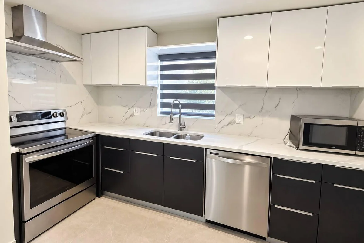 Townhouse in North Lauderdale: photo 1 of 11