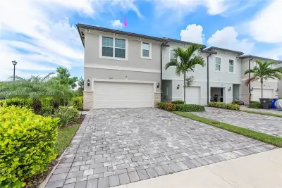 2905 Olivia Ave, Lauderdale Lakes: photo 1 of 29