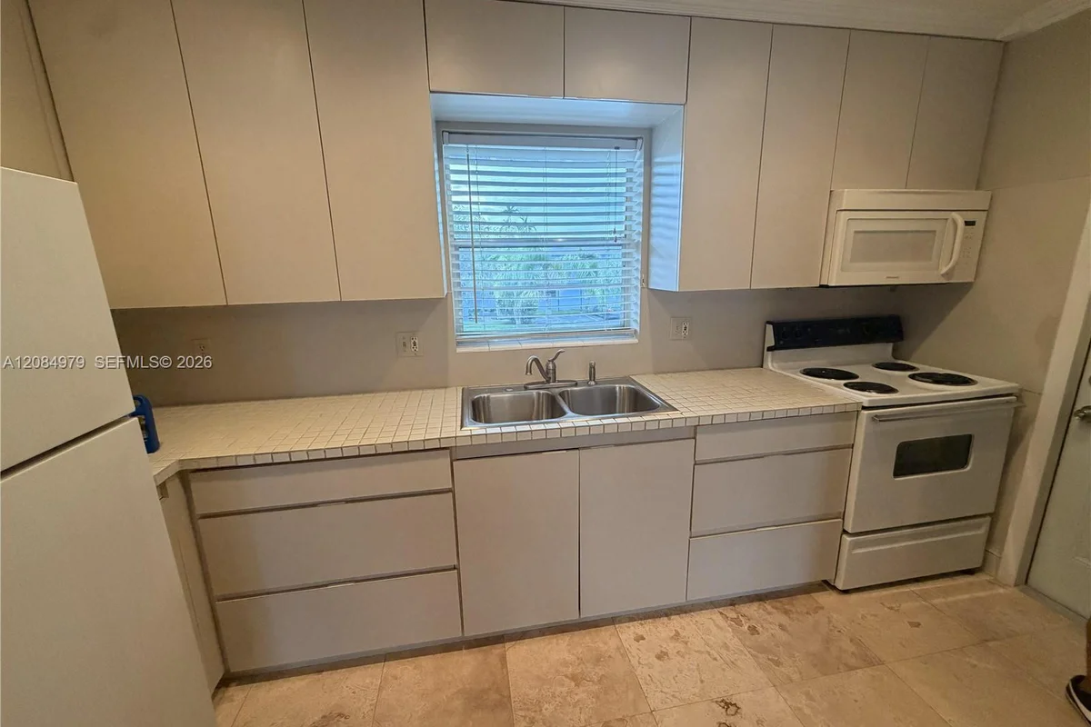 7550 SW 82nd St #F204, Miami: photo 1 of 14