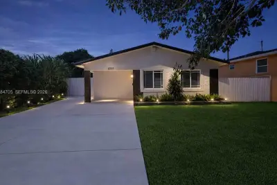 2221 NW 170th St, Miami Gardens: photo 1 of 27