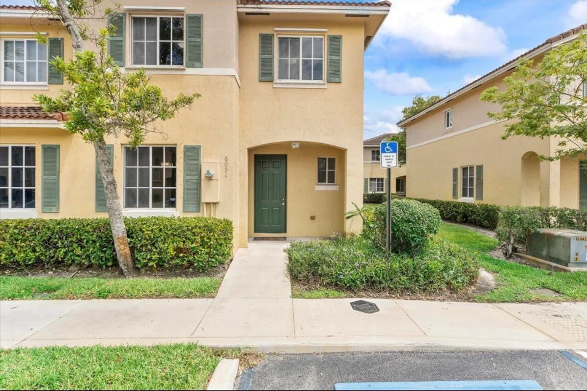 6051 SW 19th Ct, North Lauderdale: photo 1 of 16