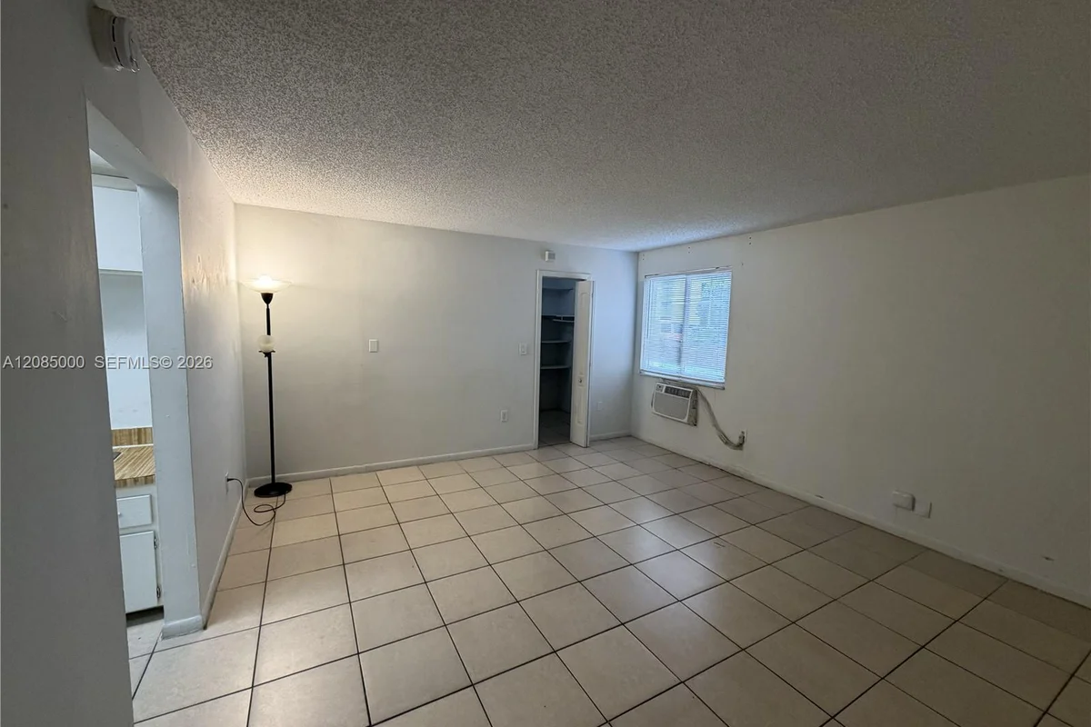 7010 NW 186th St #5-121A, Hialeah: photo 1 of 8