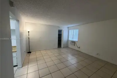 7010 NW 186th St #5-121A, Hialeah: photo 1 of 8