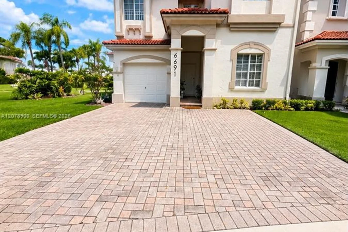 6691 NW 107th Ct, Doral: photo 1 of 34